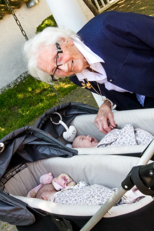 Gammelmormors första möte med barnbarnbarnen